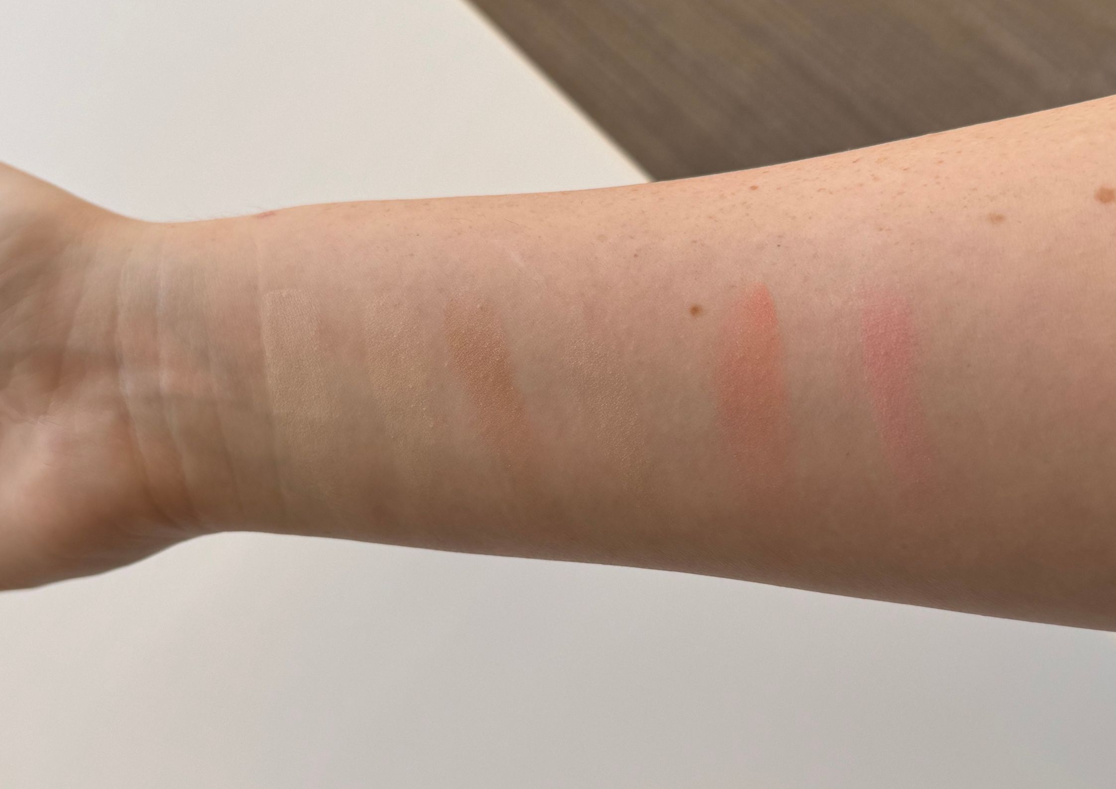 Hourglass Deer Ambient Lighting Unlocked Palette swatches Hourglass Deer Ambient Lighting Unlocked Palette swatches